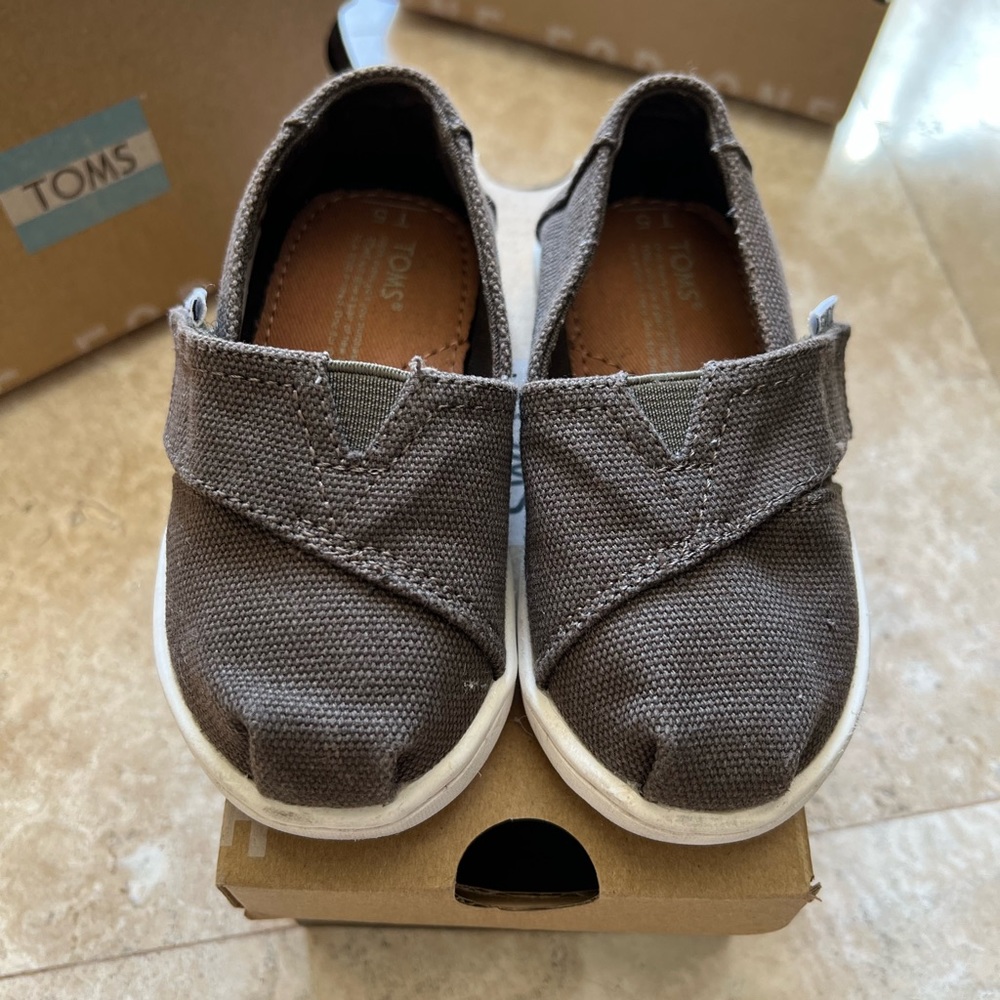 EUC - Toms classic olive canvas